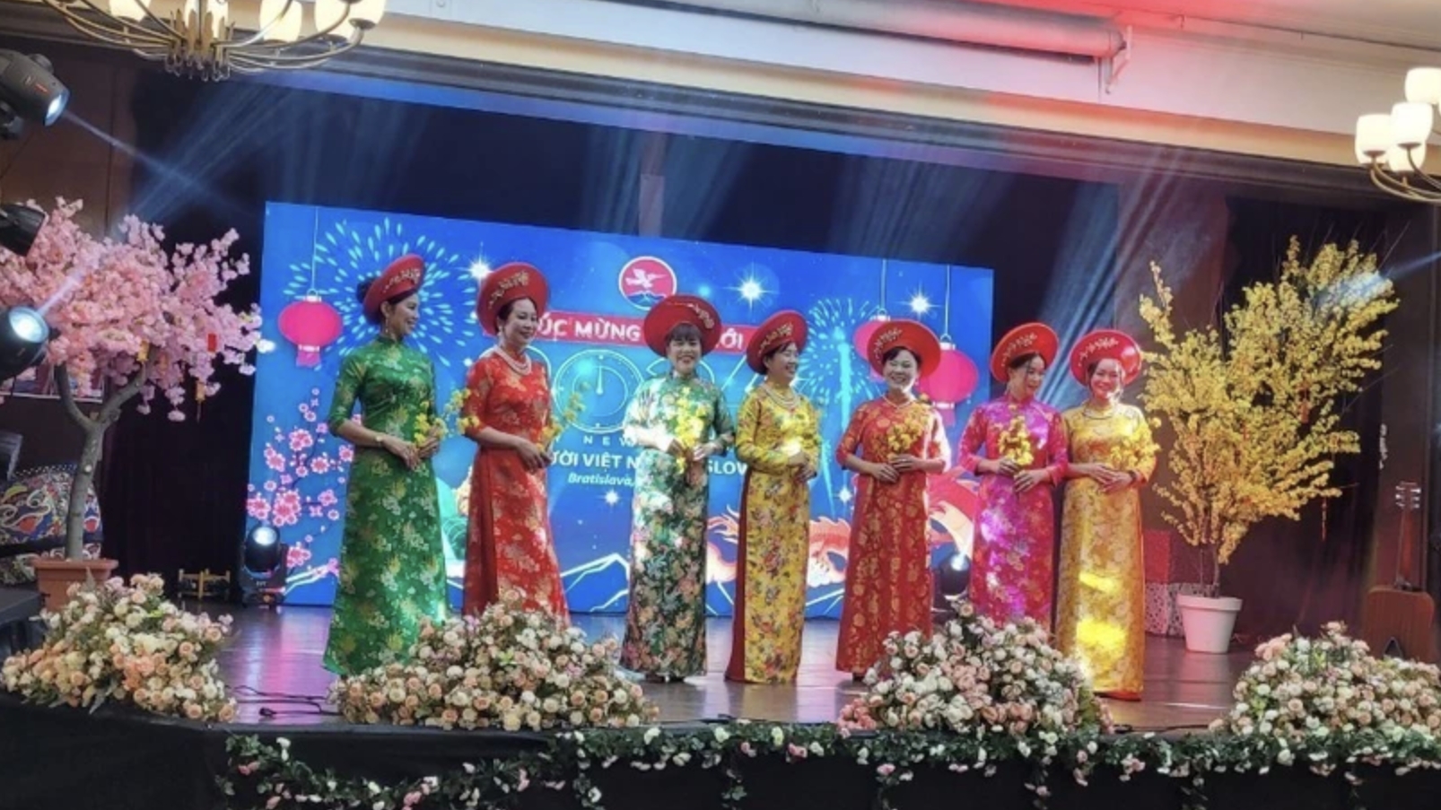 在斯洛伐克的越南人在温暖气氛中欢迎新春