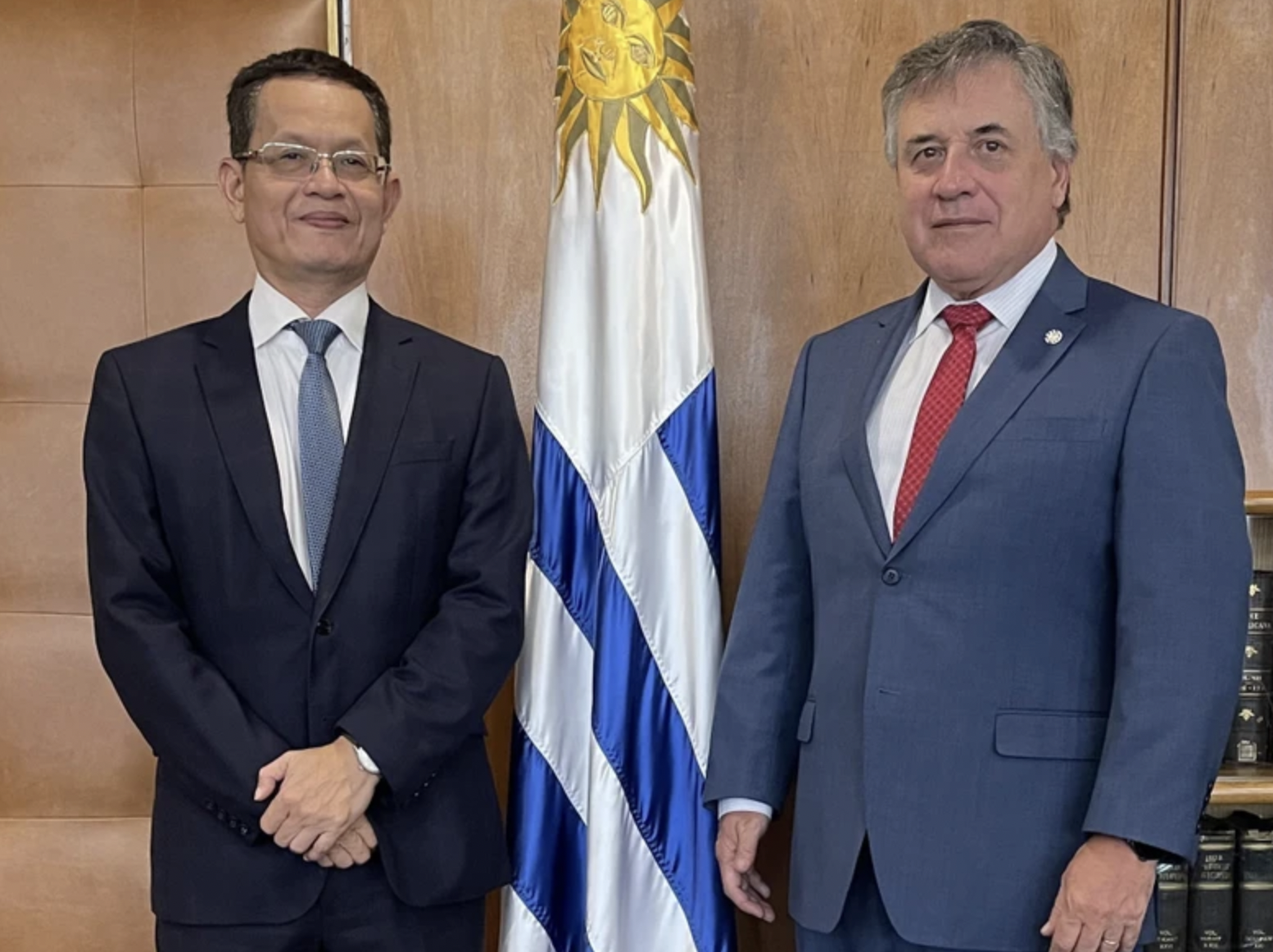 越南驻阿根廷大使兼驻乌拉圭和巴拉圭大使杨国青与乌拉圭外交部长奥马尔·帕加尼尼。