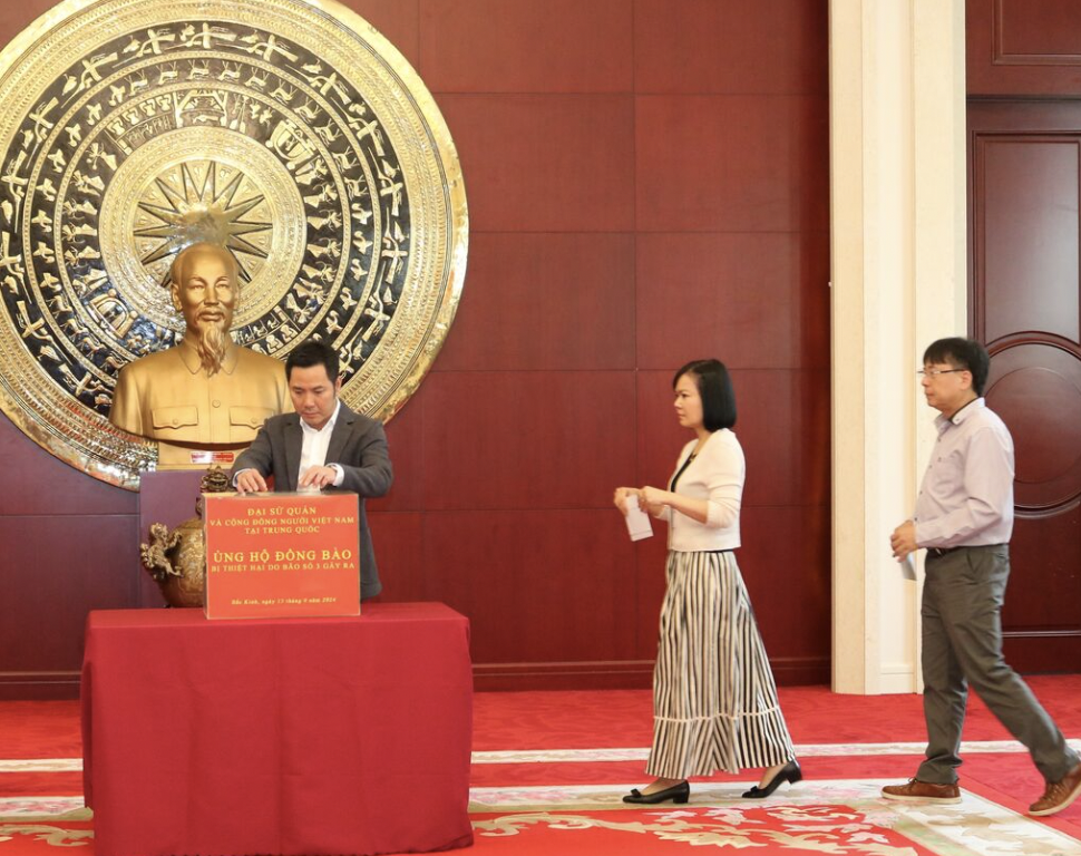 越南驻华大使馆募捐支援台风"摩羯”灾区