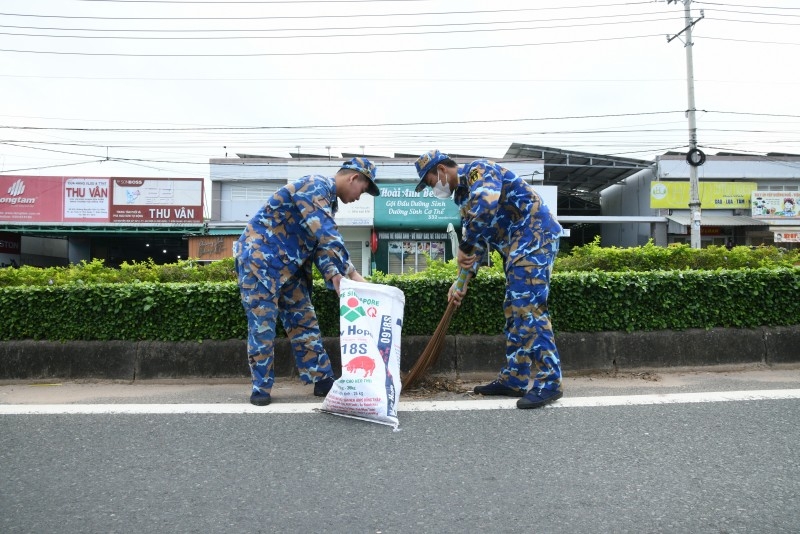 数百名干部战士和富国岛民众共同参加环境清洁活动
