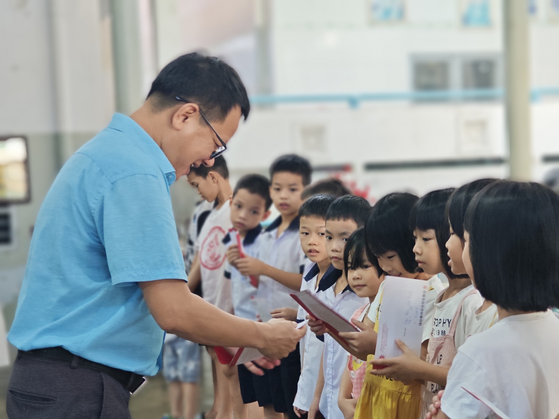 至善基金会在新学年到来之际向承天顺化儿童赠送礼物