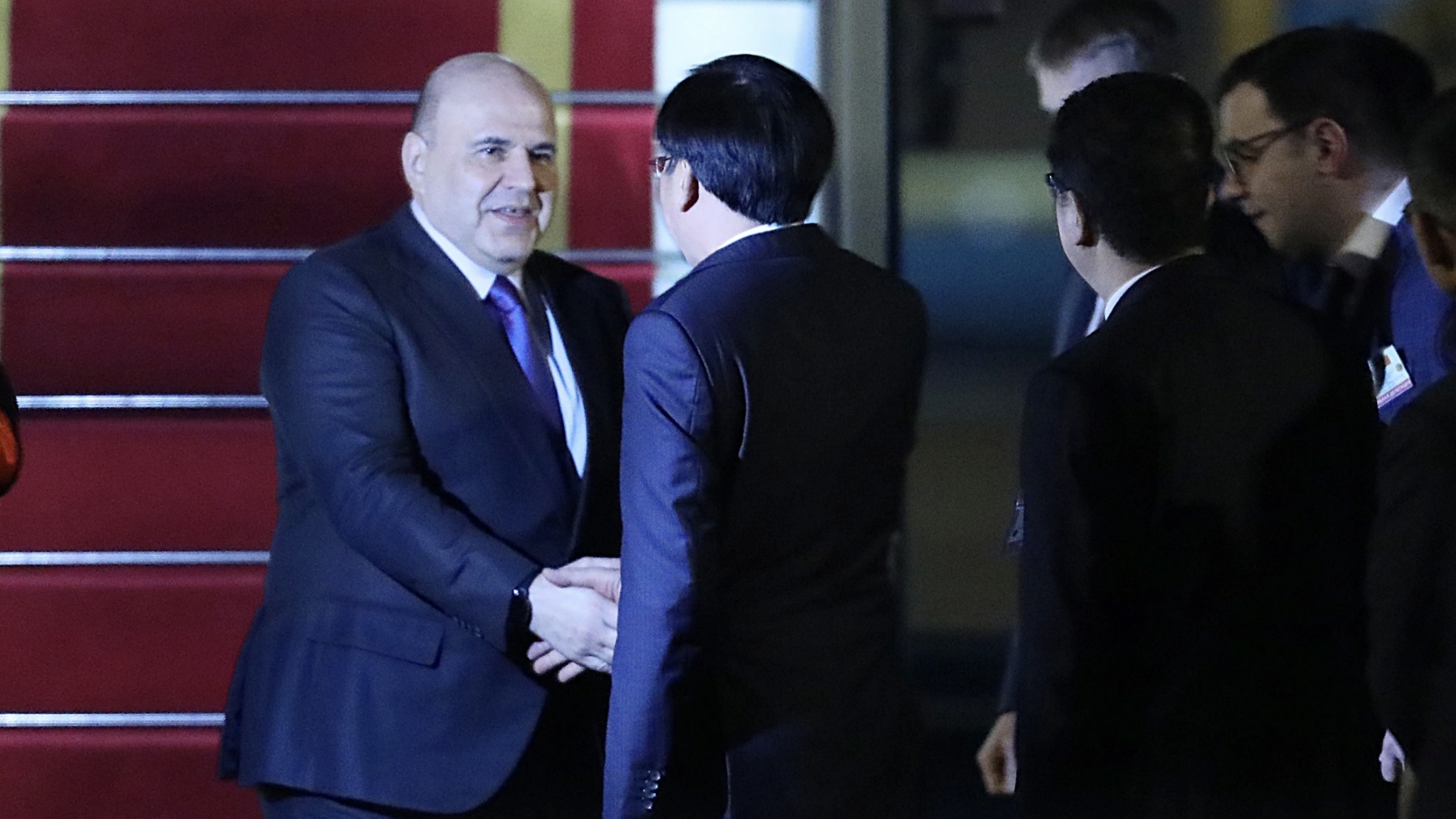 俄罗斯联邦政府总理抵达河内 开始对越南进行正式访问