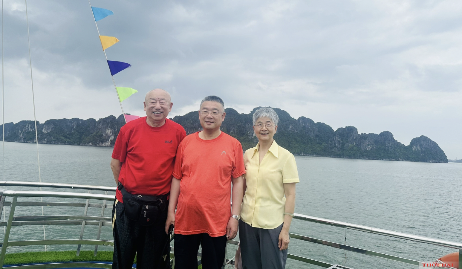 林立文老师（最左）跟友好人士在下龙湾合影