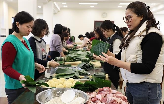 越南驻中国北京大使馆、大使馆工会举行包粽子活动