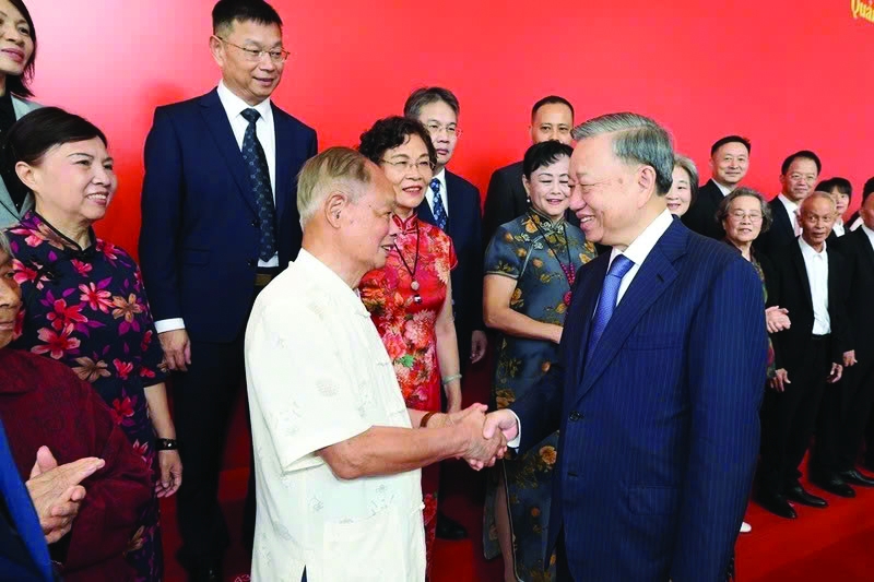 2024年8月18日在中国广东广州总书记、国家主席苏林和中国友好人士代表合影。(附图)