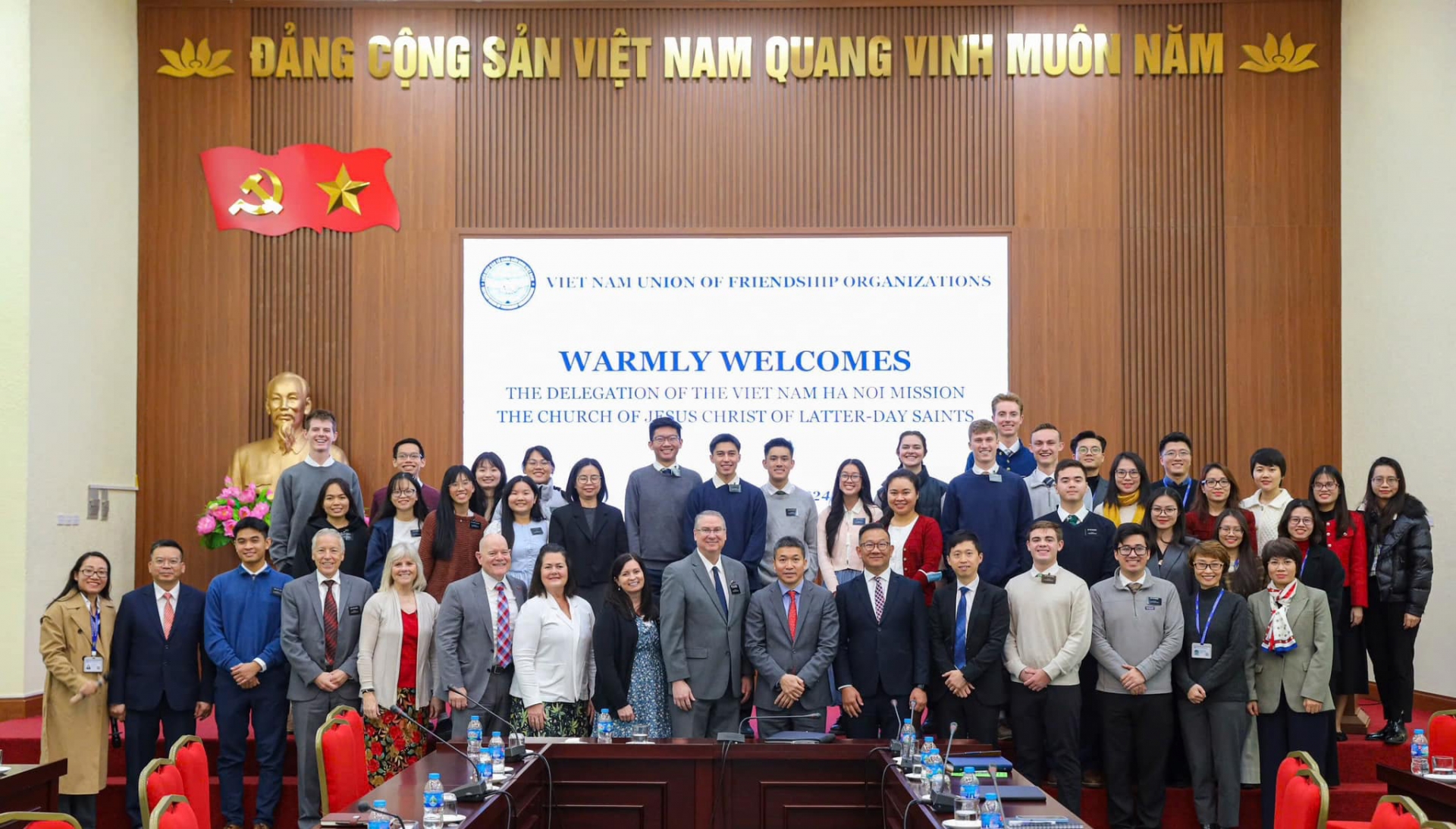 越南友好组织联合会与国际宗教组织会进行工作会面。