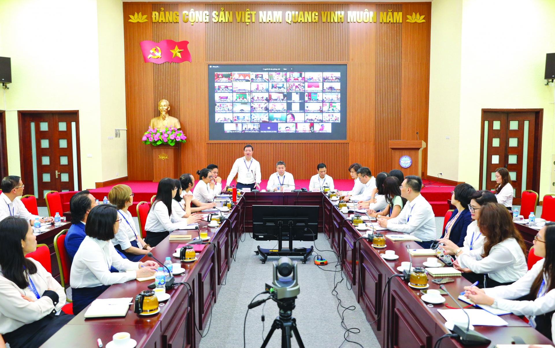 2024年4月，越南友好组织联合会领导与52个地方友好组织联合会举行在线会议。