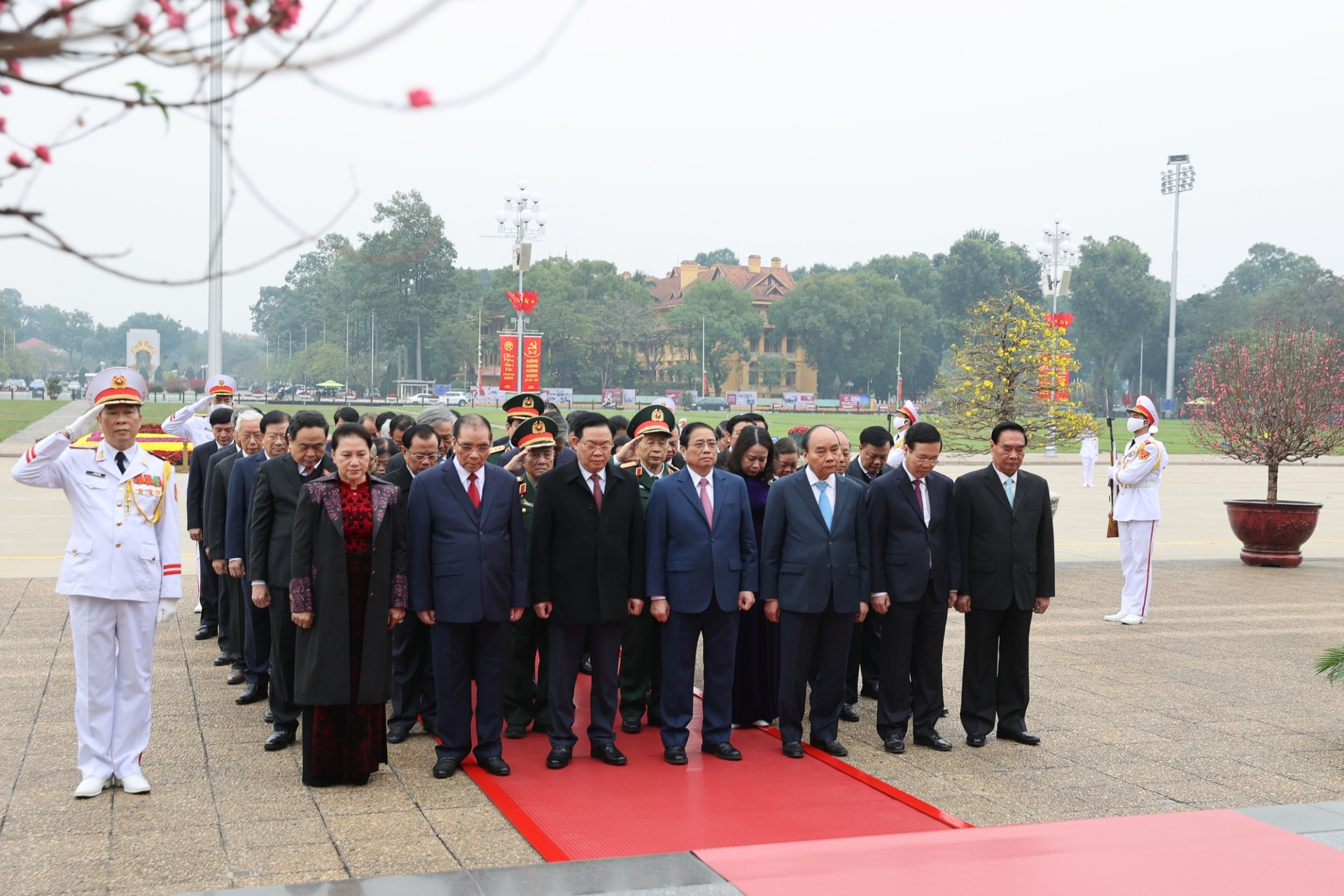 越南党和国家领导人春节拜谒胡志明主席陵。