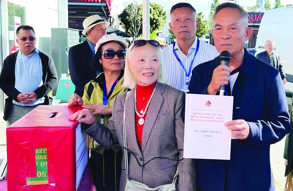 邓素娥女士（上排左）在2024年9月15日于柏林同春市场举行的救灾捐款活动现场。