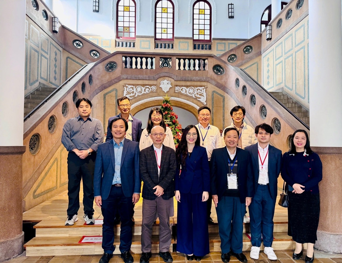 文学系工作代表团在中国台湾大学（NTU）中国文学系合影留念