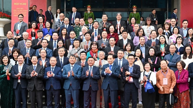 越共中央书记处常务书记陈锦秀同各位领导和与会代表合影。 越共中央书记处常务书记陈锦秀同各位领导和与会代表合影。