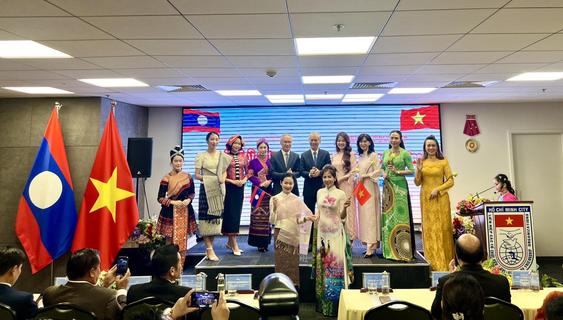 胡志明市友好组织联合会与胡志明市越老友好协会配合老挝驻胡志明市总领事馆举办庆祝老挝人民民主共和国国庆50周年（1975年12月2日 - 2025年12月2日）见面会。（图片：HUFO）