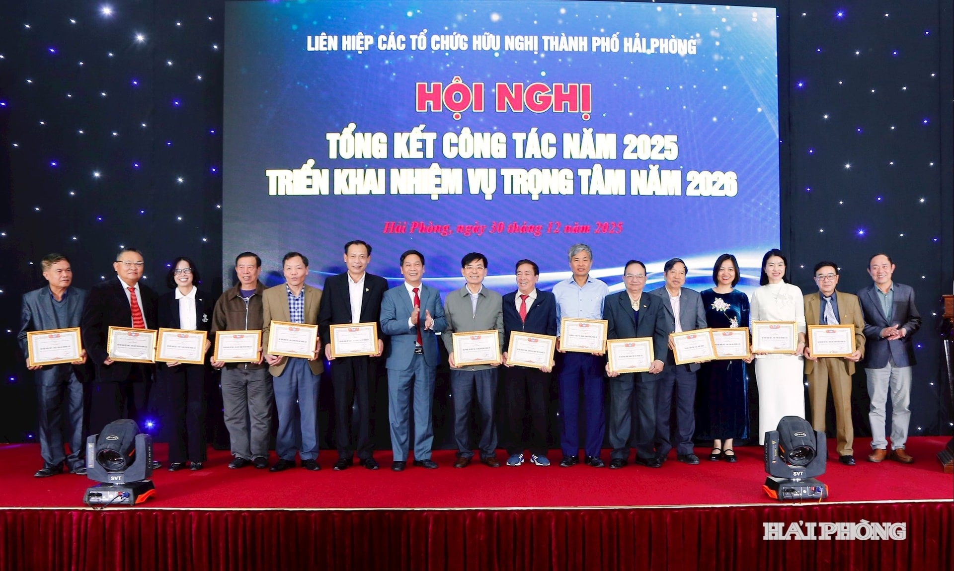 市友好组织联合会领导向取得优异成绩的集体颁发奖状。