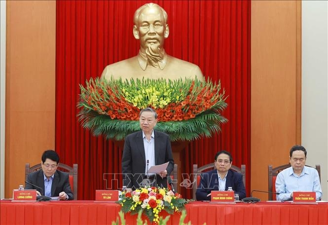 苏林总书记主持越共十四大文件小组会议。