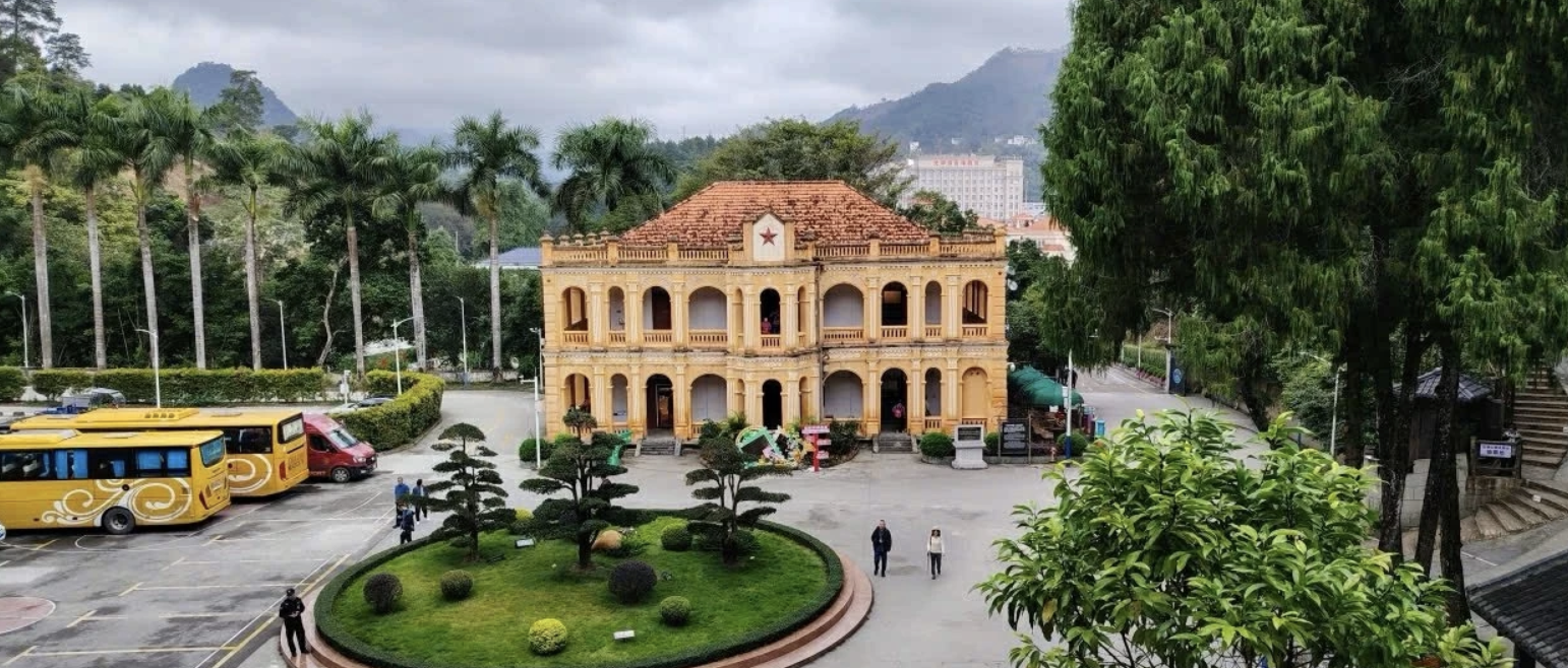 位于口岸区域、高22米的友谊关关楼景象。 位于口岸区域、高22米的友谊关关楼景象。