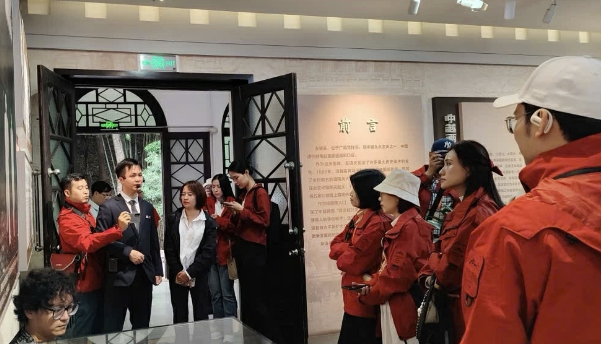 越南媒体及学者代表团听取关于友谊国际口岸各时期历史的介绍。 越南媒体及学者代表团听取关于友谊国际口岸各时期历史的介绍。