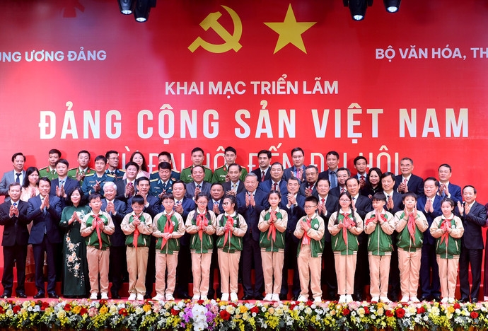 苏林总书记与党、国家领导及代表出席“越南共产党——从大会到大会”展览开幕式 苏林总书记与党、国家领导及代表出席“越南共产党——从大会到大会”展览开幕式