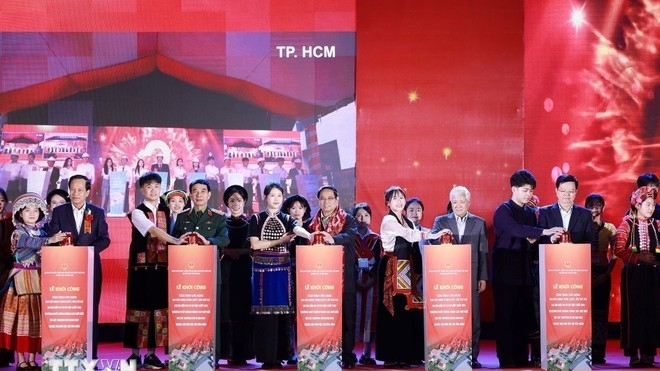 范明政总理：在山区和少数民族地区建设学校，旨在播撒文字、捍卫国家