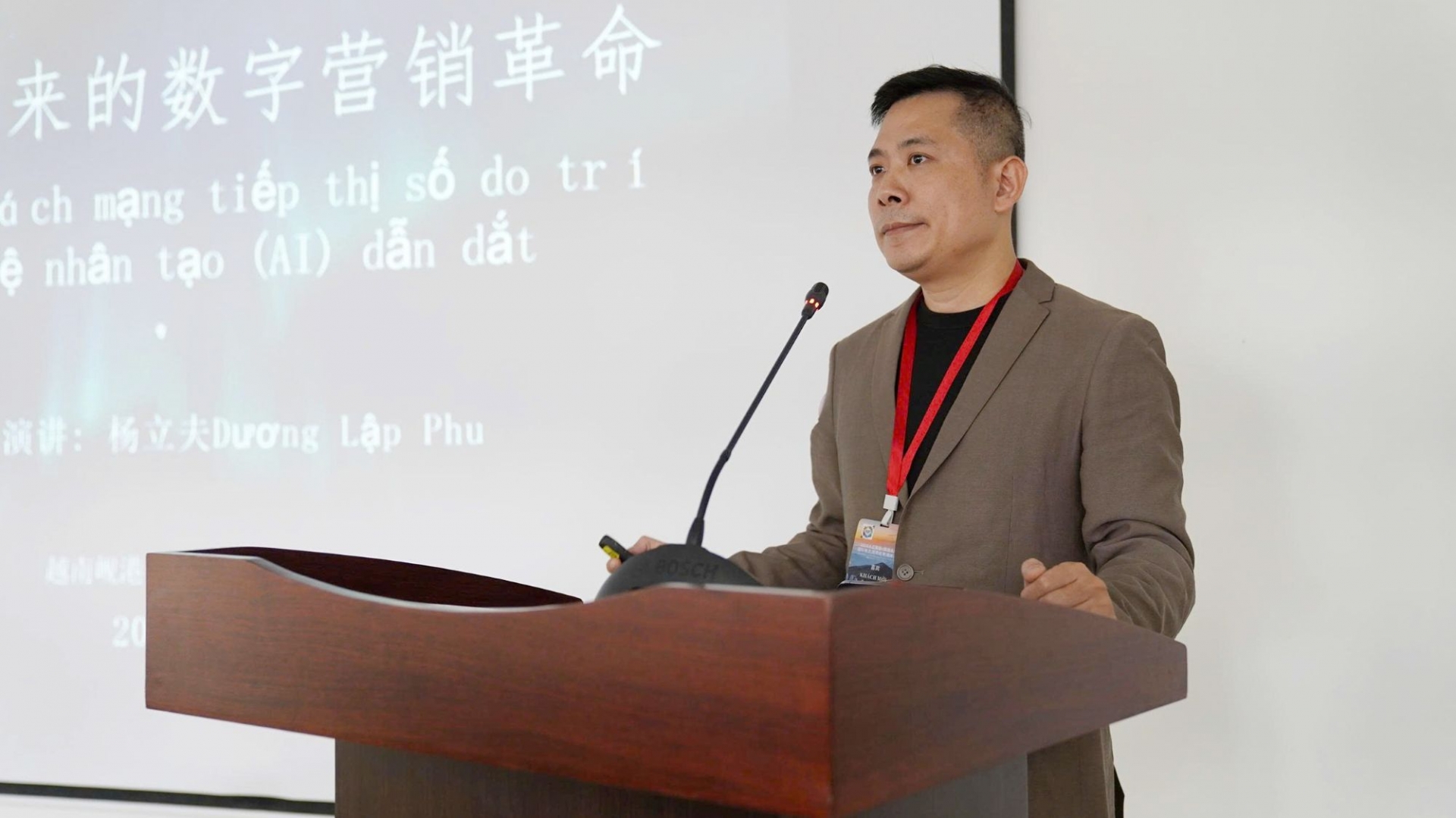 一位中方代表分享关于人工智能的应用。