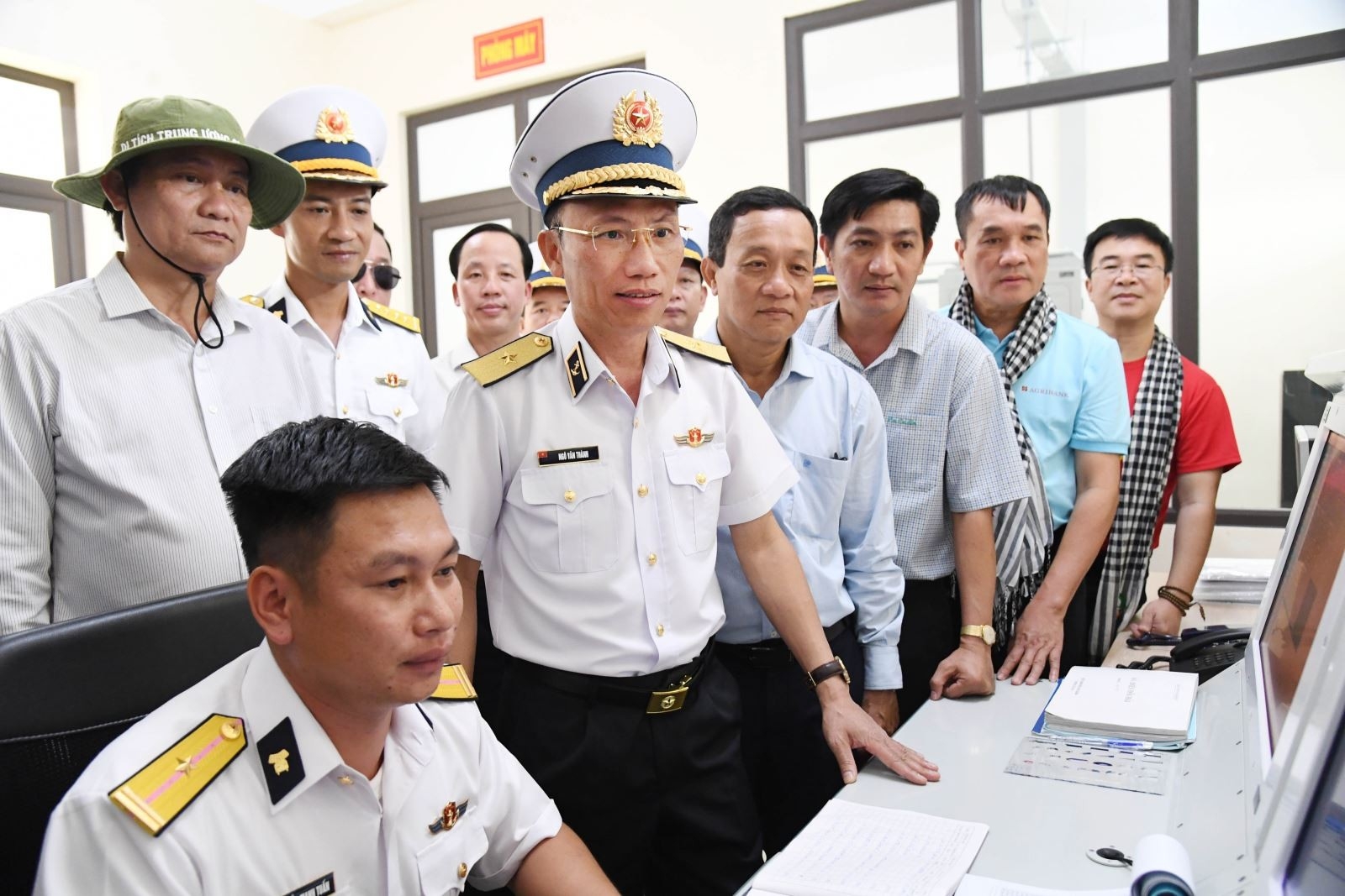 吴文成准都督与各省、市领导检查、鼓励551团595雷达站值班组。