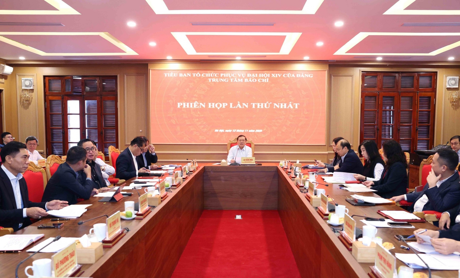 2025年12月29日，中央宣教与民运部常务副部长赖春门在越共十四大新闻中心第二次会议上发表讲话。（摄影：越通社）