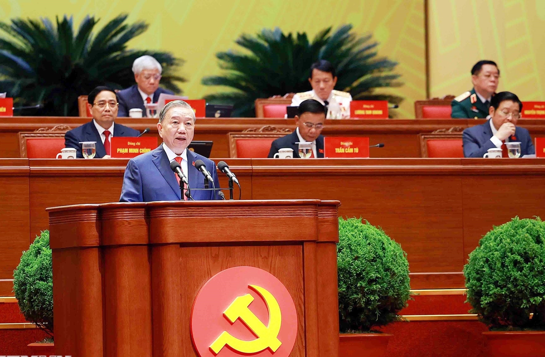 苏林总书记作关于提交越共十四大的各文件的第十三届中央委员会报告。