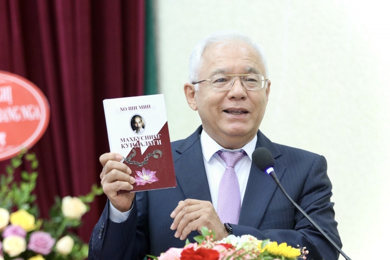 乌兹别克斯坦-越南友好协会主席阿利舍尔·穆哈梅多夫先生在2022年8月30日举行的庆祝越乌建交30周年友好见面会上介绍胡志明主席诗集《狱中日记》的乌兹别克斯坦语译本。（图片：秋河）