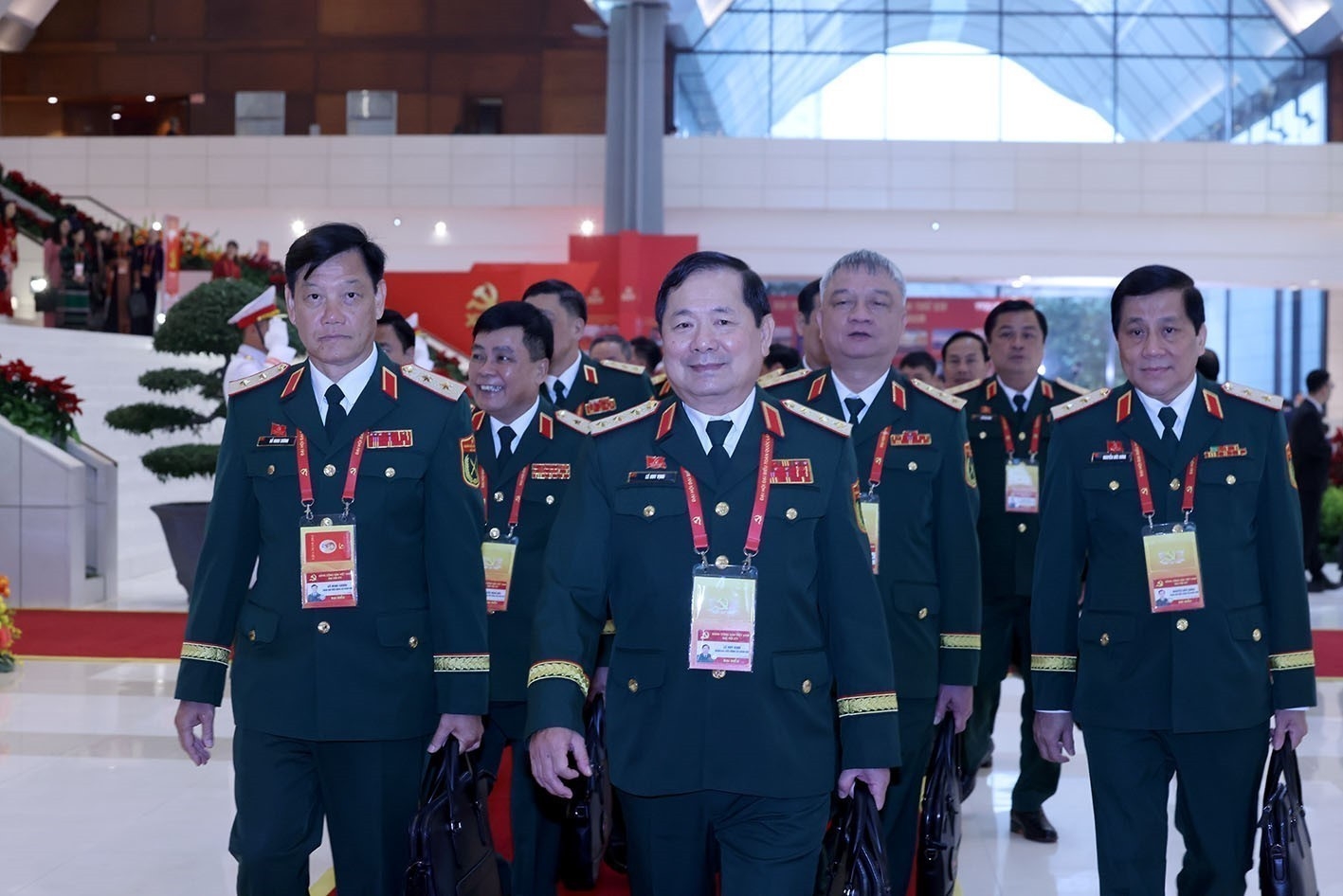 军队党部代表团代表出席越共十四大开幕式。