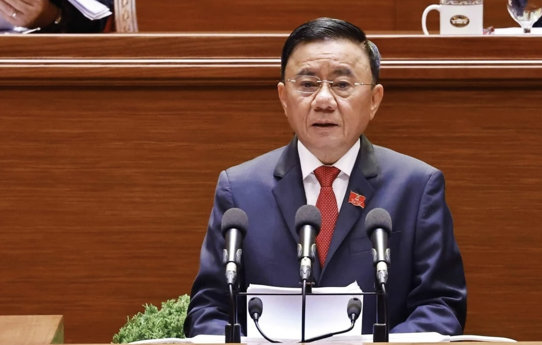 越共中央政治局委员、中央书记处常务书记陈锦秀同志作越共第十三届中央委员会领导、指导工作的检讨报告。——摄影:越通社 越共中央政治局委员、中央书记处常务书记陈锦秀同志作越共第十三届中央委员会领导、指导工作的检讨报告。——摄影:越通社