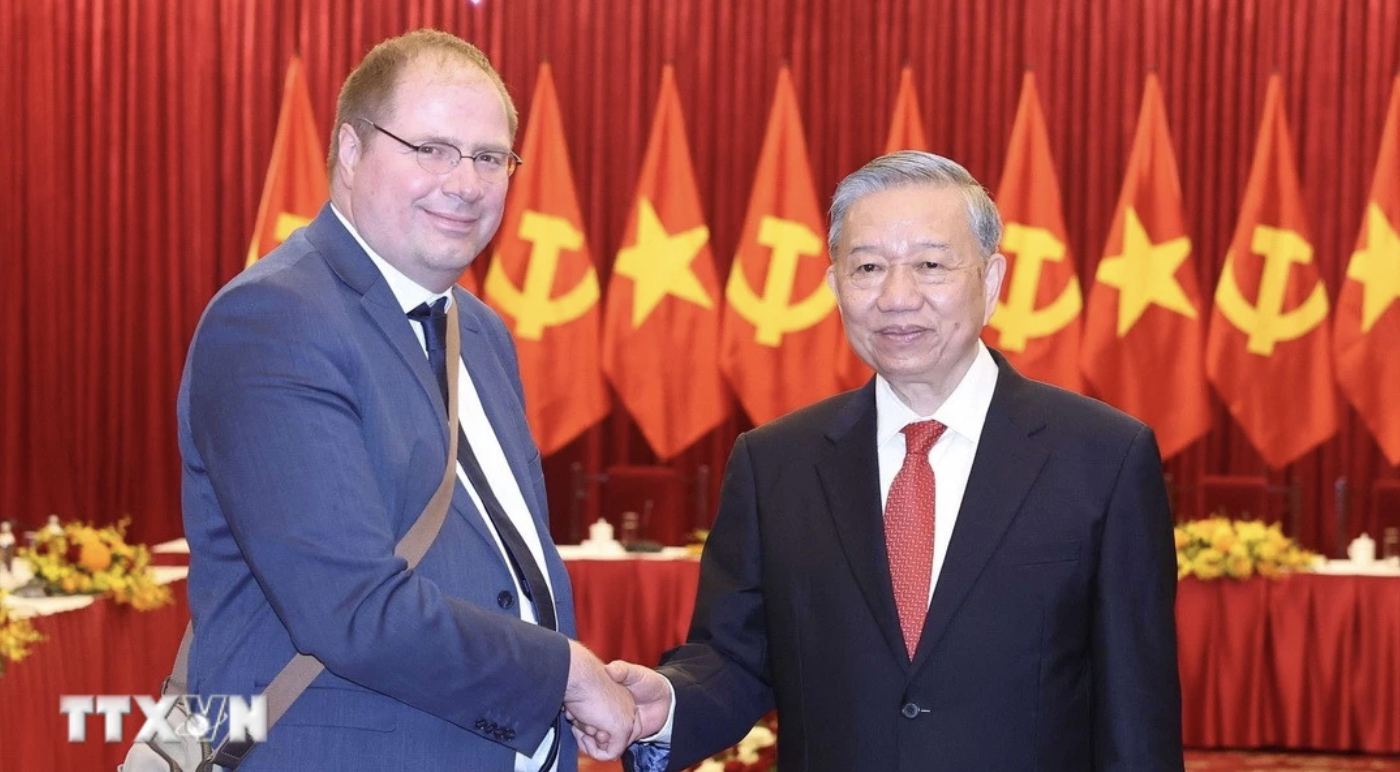 苏林总书记与法国共产党国际部部长樊尚·布莱（Vincent Boulet）。