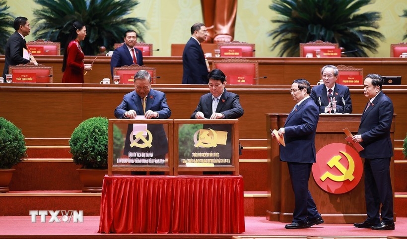 代表们投票选举越共第十四届中央委员会。（摄影：越通社）