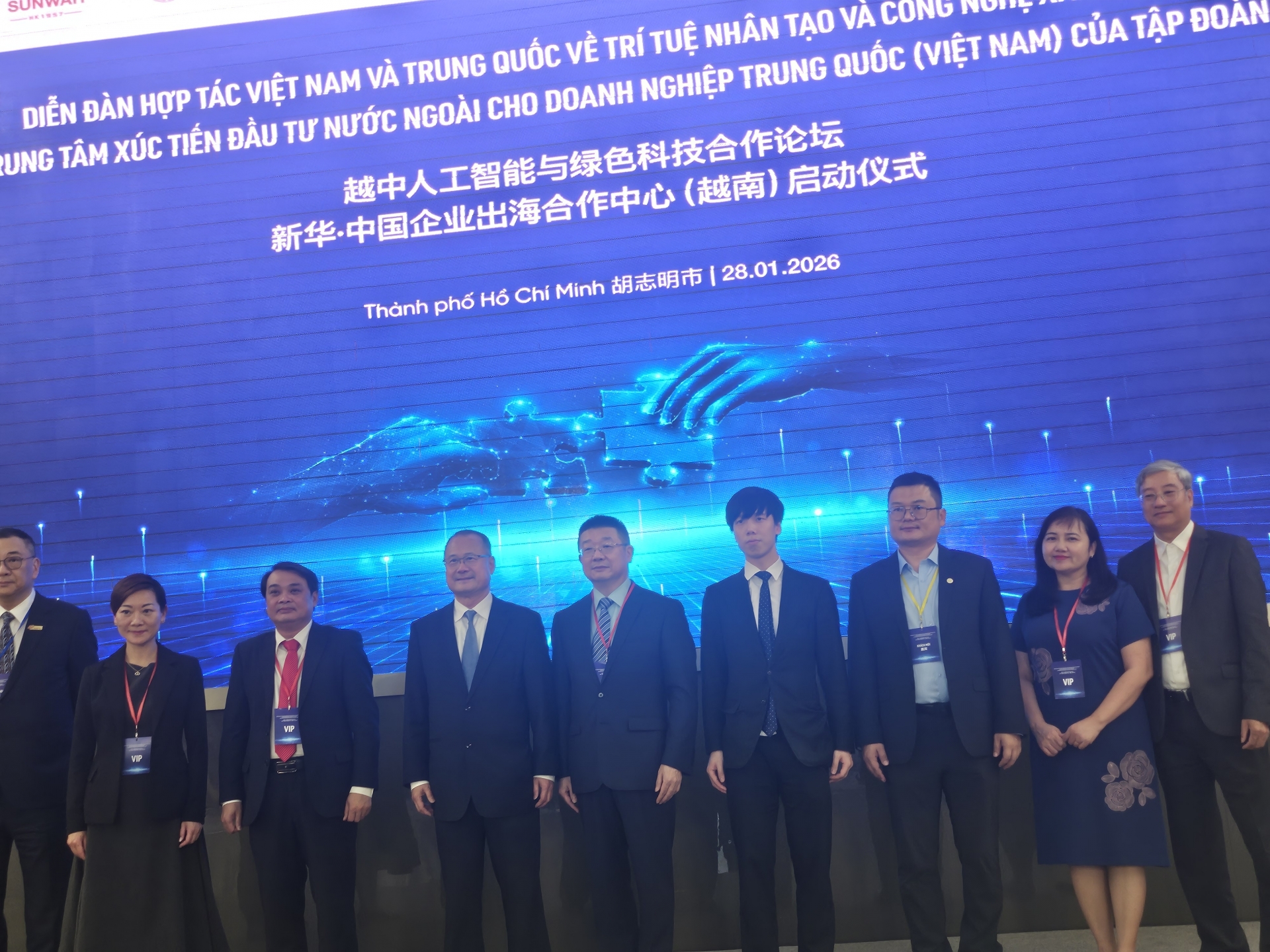 中国与越南的合作关系,特别是在高科技、人工智能、智能制造和绿色转型领域的合作日益紧密。 中国与越南的合作关系,特别是在高科技、人工智能、智能制造和绿色转型领域的合作日益紧密。