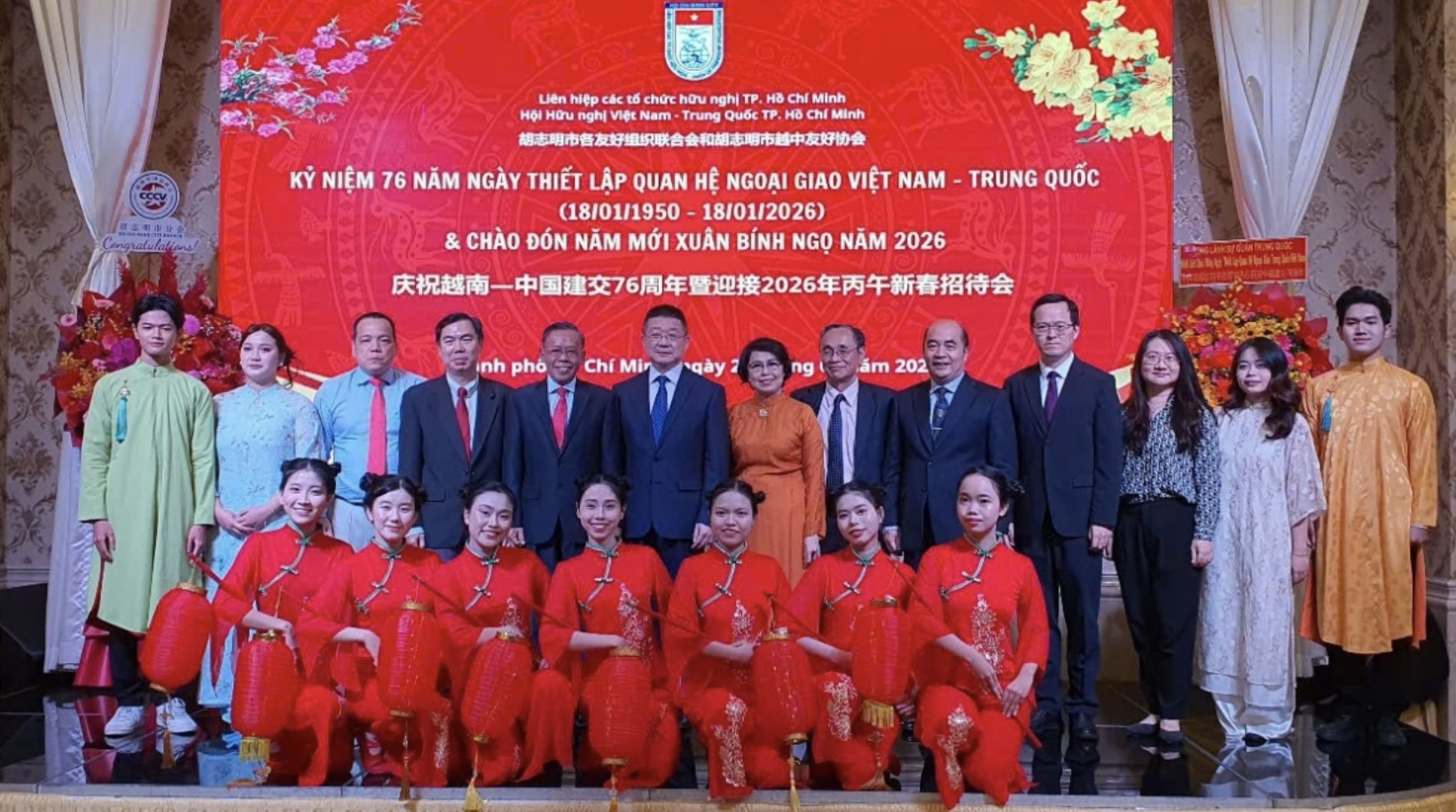 两国代表与文艺队合影留念 两国代表与文艺队合影留念