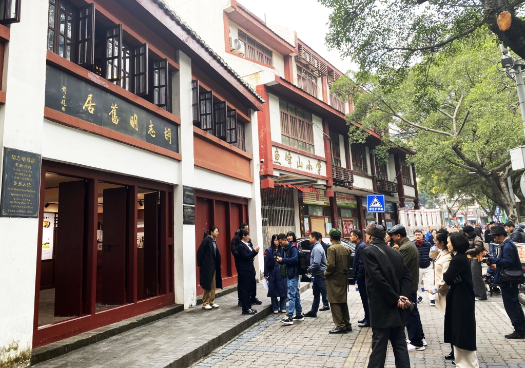 游客参观坐落于中国广西壮族自治区柳州市柳石路2—1号的胡志明旧居。