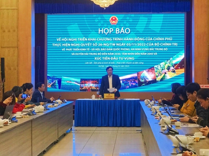 越南计划投资部副部长陈维东在新闻发布会上发言。图自越通社