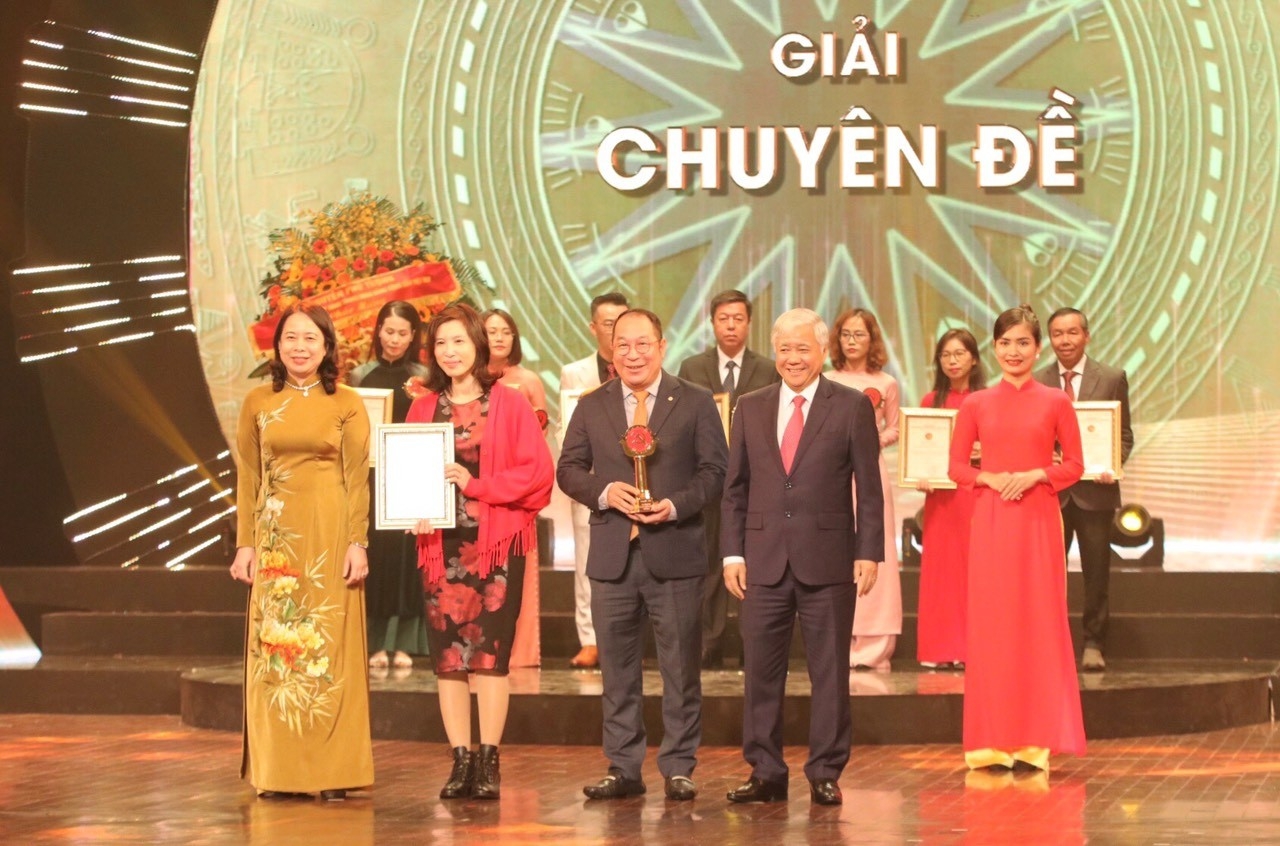 越南两位侨胞作家Steve 裴和吴品珍在《时代》杂志上刊登的文章获得了海外越南作家优秀作品专题奖。图自时代杂志