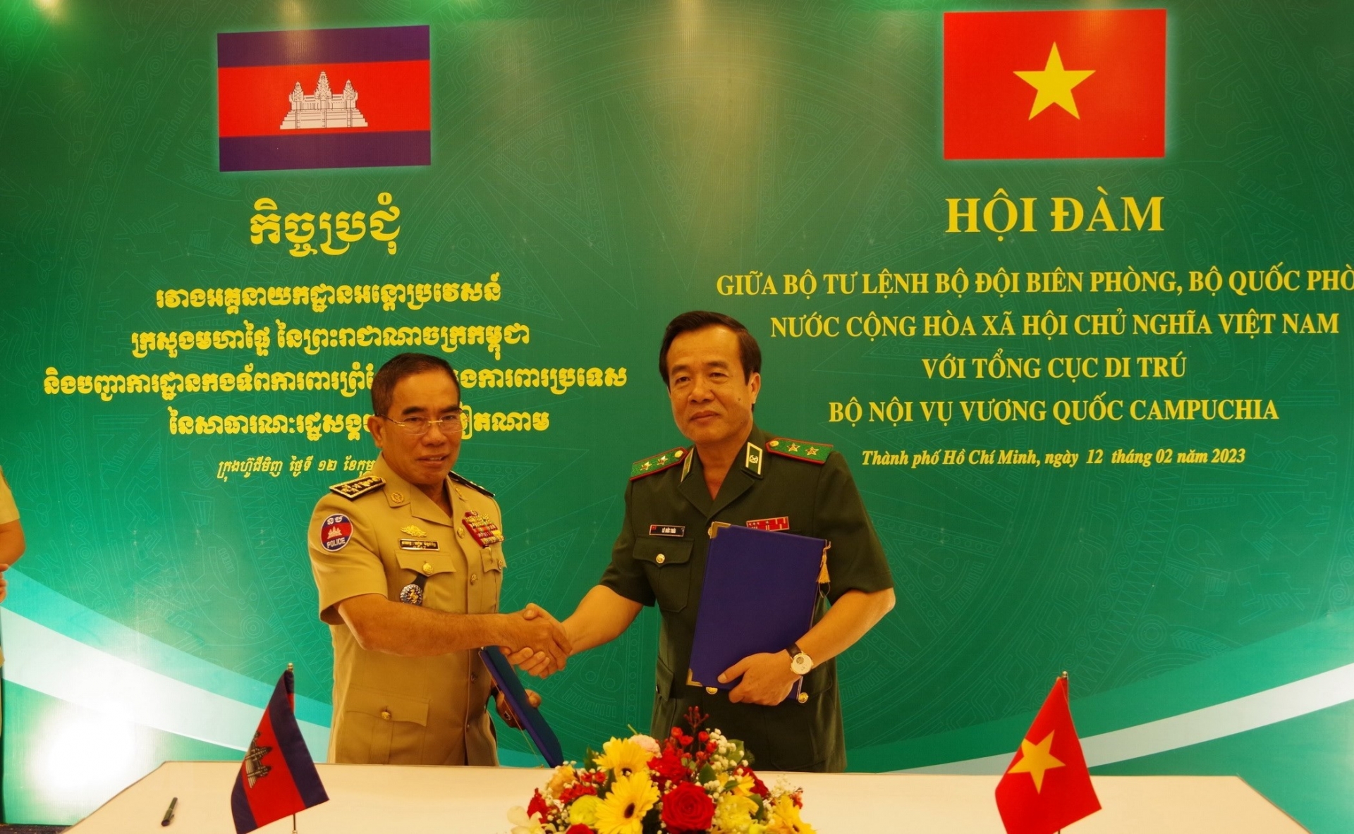 越南边防司令部司令黎德泰中将（右）和柬埔寨内政部移民总局局长科斯·占塔里斯大将（左）。图自越通社