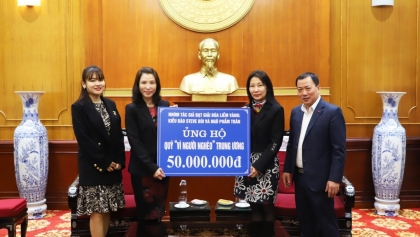 获得《金锤镰奖》的海外越南人小组为贫困者捐款5千万越南盾