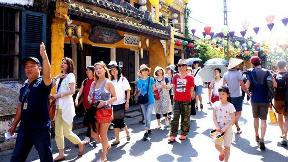 导游向游客介绍关于顺化皇城的信息。