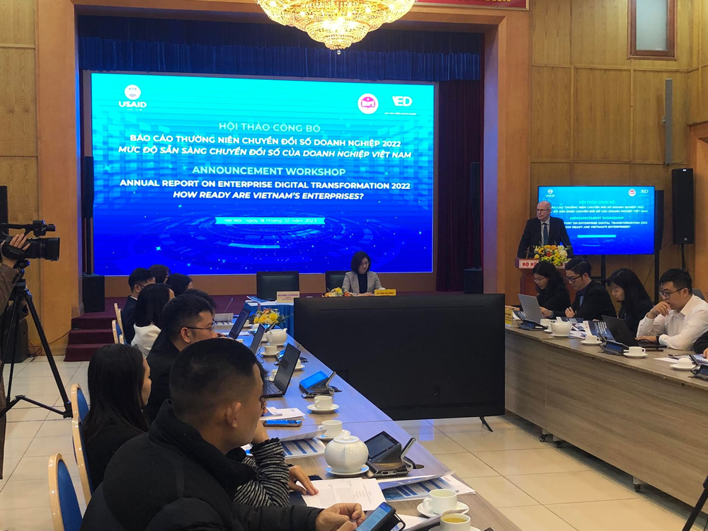 2022年越南企业数字化转型年度报告公布研讨会场景。图自越通社