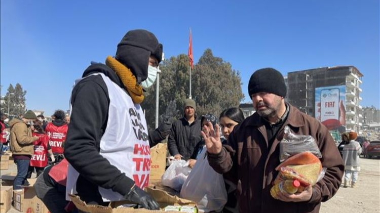 土耳其人民领取救援物资。图自越通社