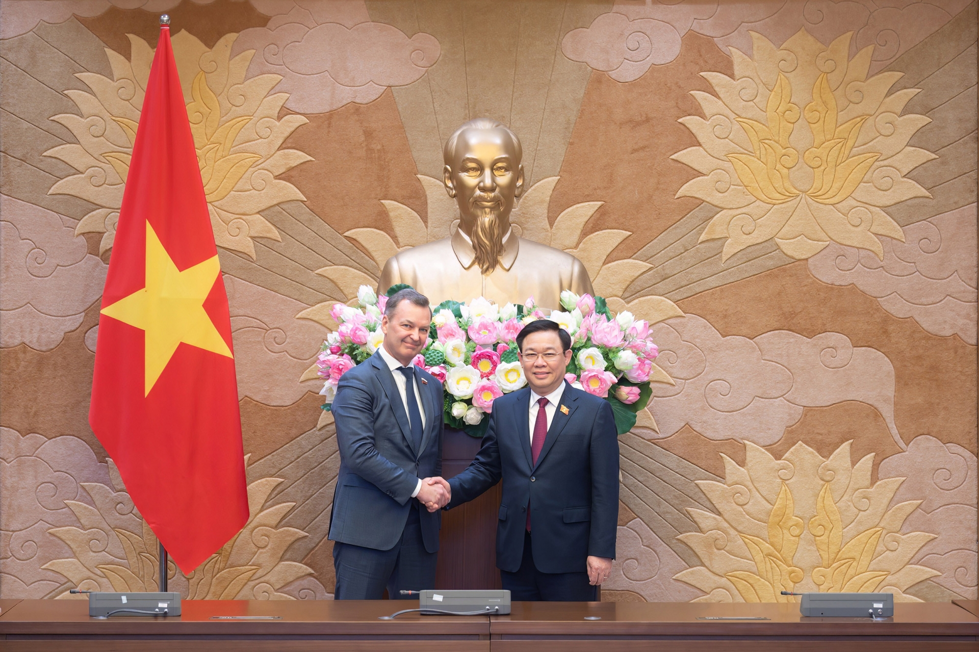 越南国会主席王廷惠和俄罗斯联邦委员会第一副主席、俄罗斯联邦委员会与越南国会合作小组主席安德烈·亚茨金 。图自越通社