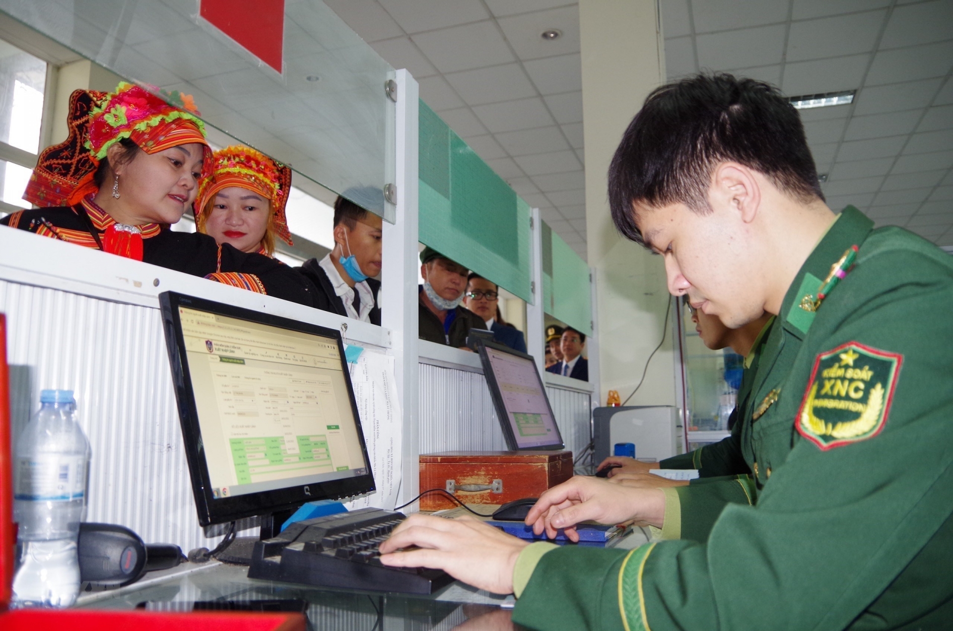 马鹿塘国际边检人员为越南人办理赴华出境手续。图自越通社