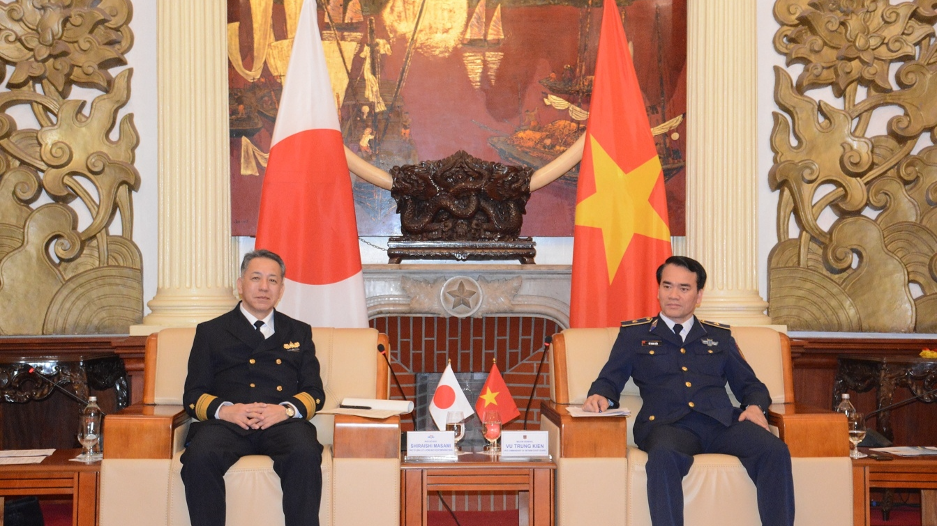 越南海警副司令武忠坚少将在河内与日本海上保安厅副司令官白石正美中将举行会谈。。图自越通社