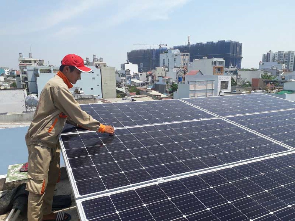 胡志明市电力公司工人安装太阳能光伏板。
