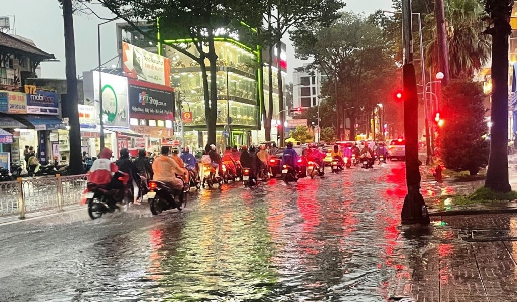 胡志明市的交通情况受气候变化的影响。