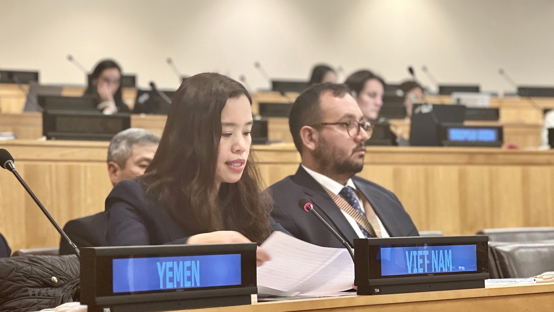 越南常驻联合国代表团副团长、公使衔参赞黎氏明钗在会议发言。图自越通社