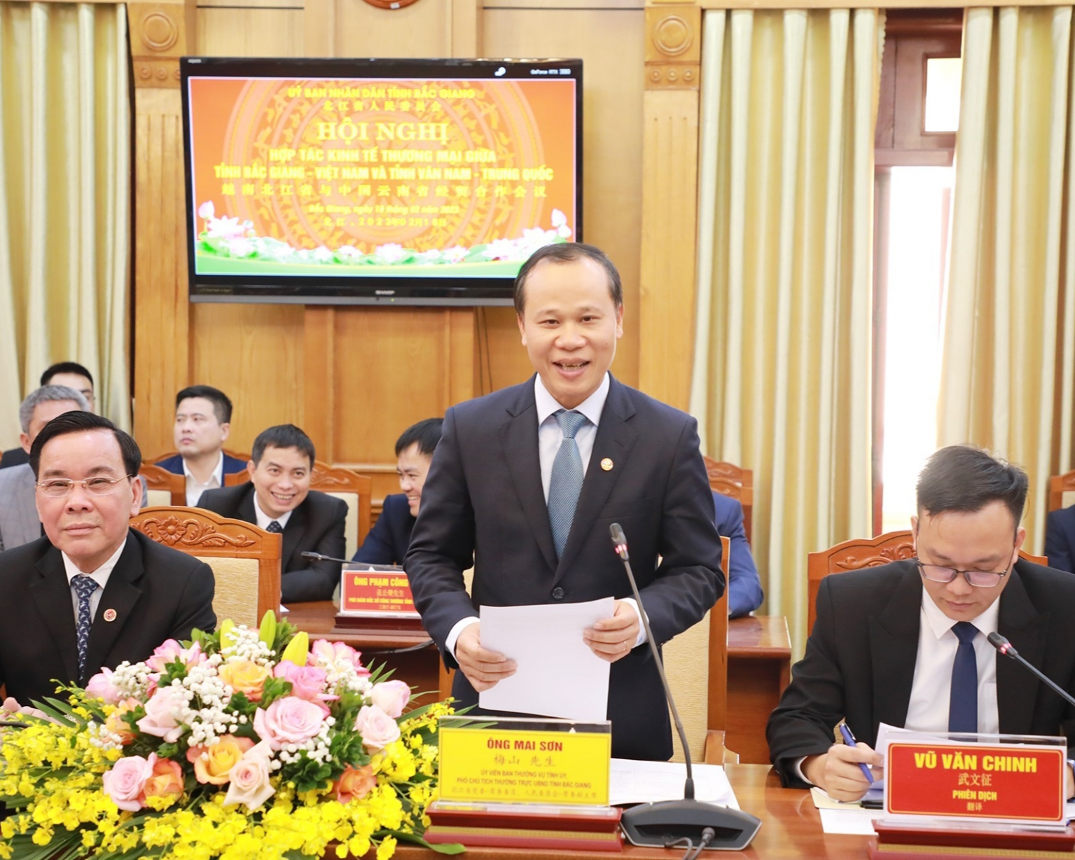 北江省人民委员会常务副主席梅山发表讲话。