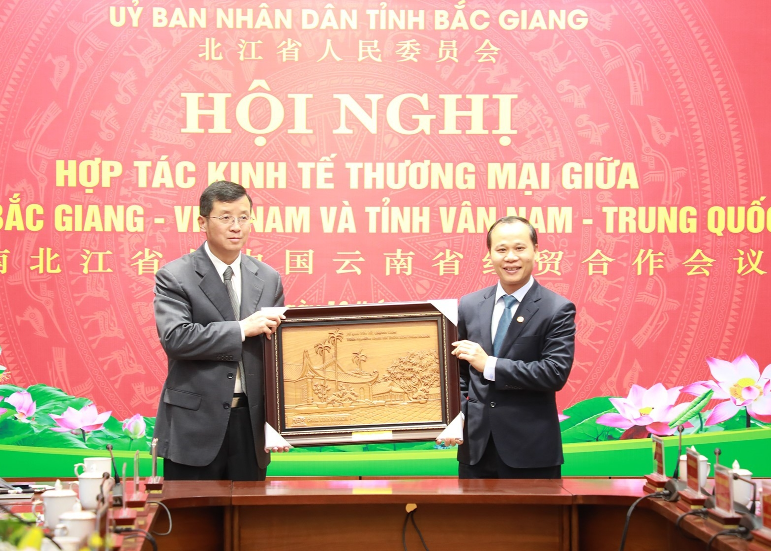 北江省人民委员会常务副主席梅山向云南省代表团赠送纪念品。