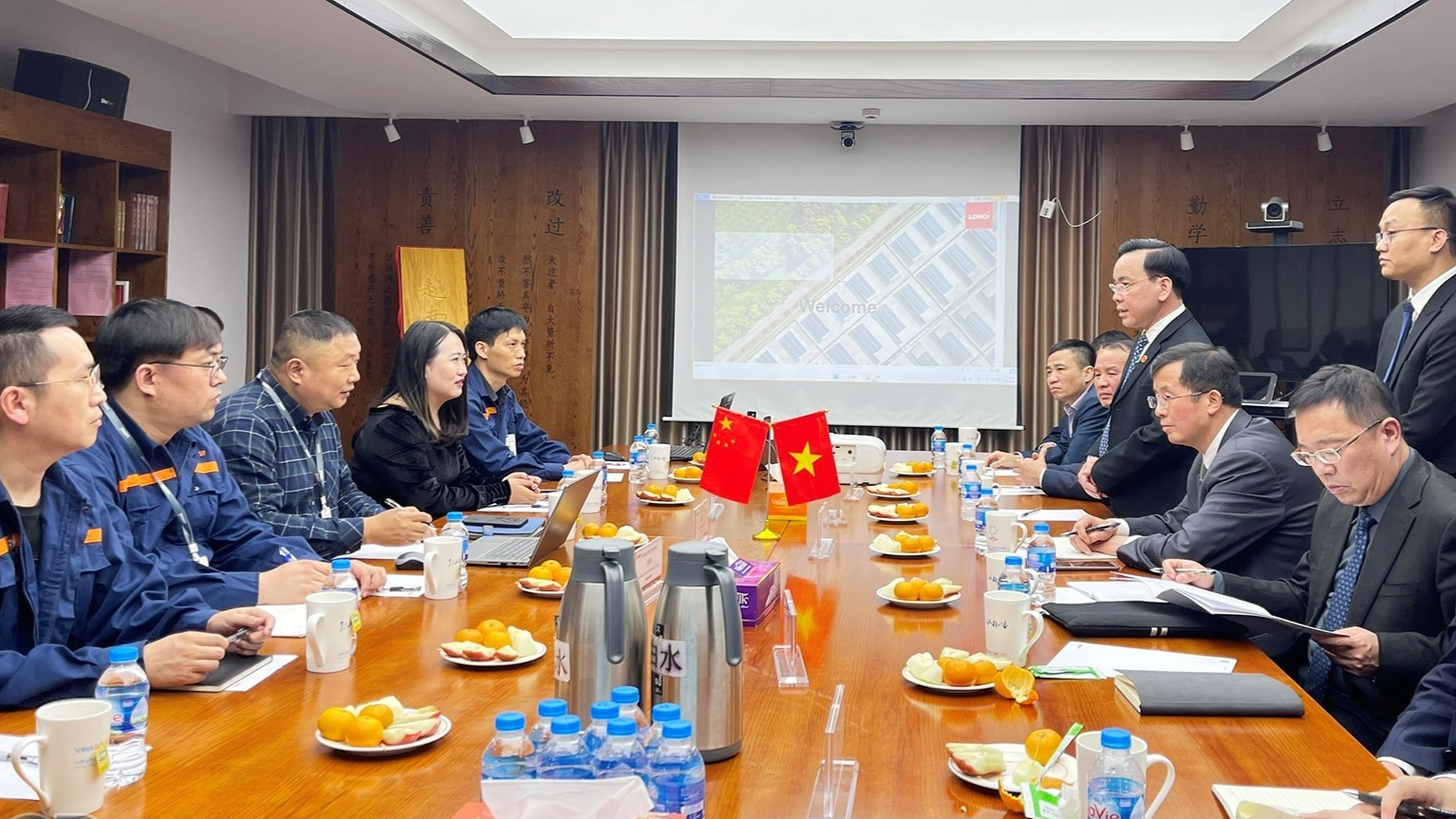 云南省代表团对在越安县云中工业区投资和生产的一些企业进行实地考察。